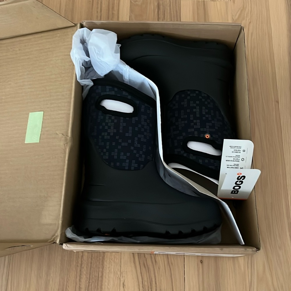 Brand new in Box Kids Neo Classic Bogs Kids size 1 / UK 13 / EUR 31